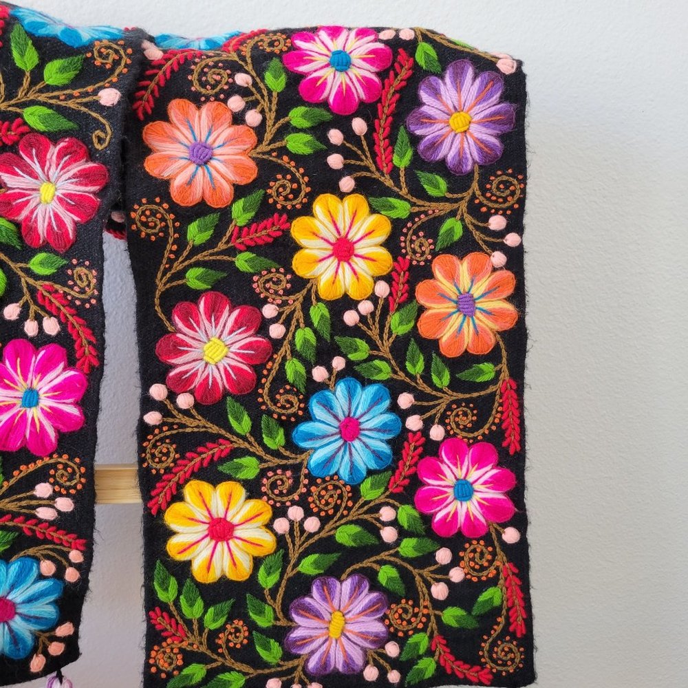 Embroidery Floral, Peruvian Hand-Woven Table Runner |Multi Color Flowers Peruvia